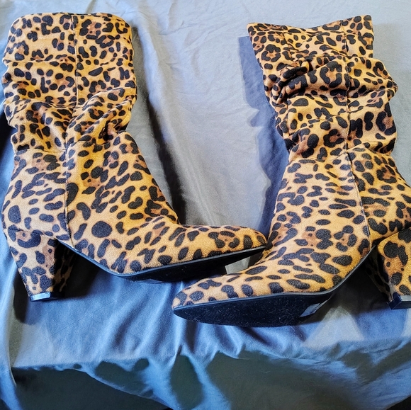 Ladies size 10 yoki knee high leopard print suede boots - Picture 1 of 4